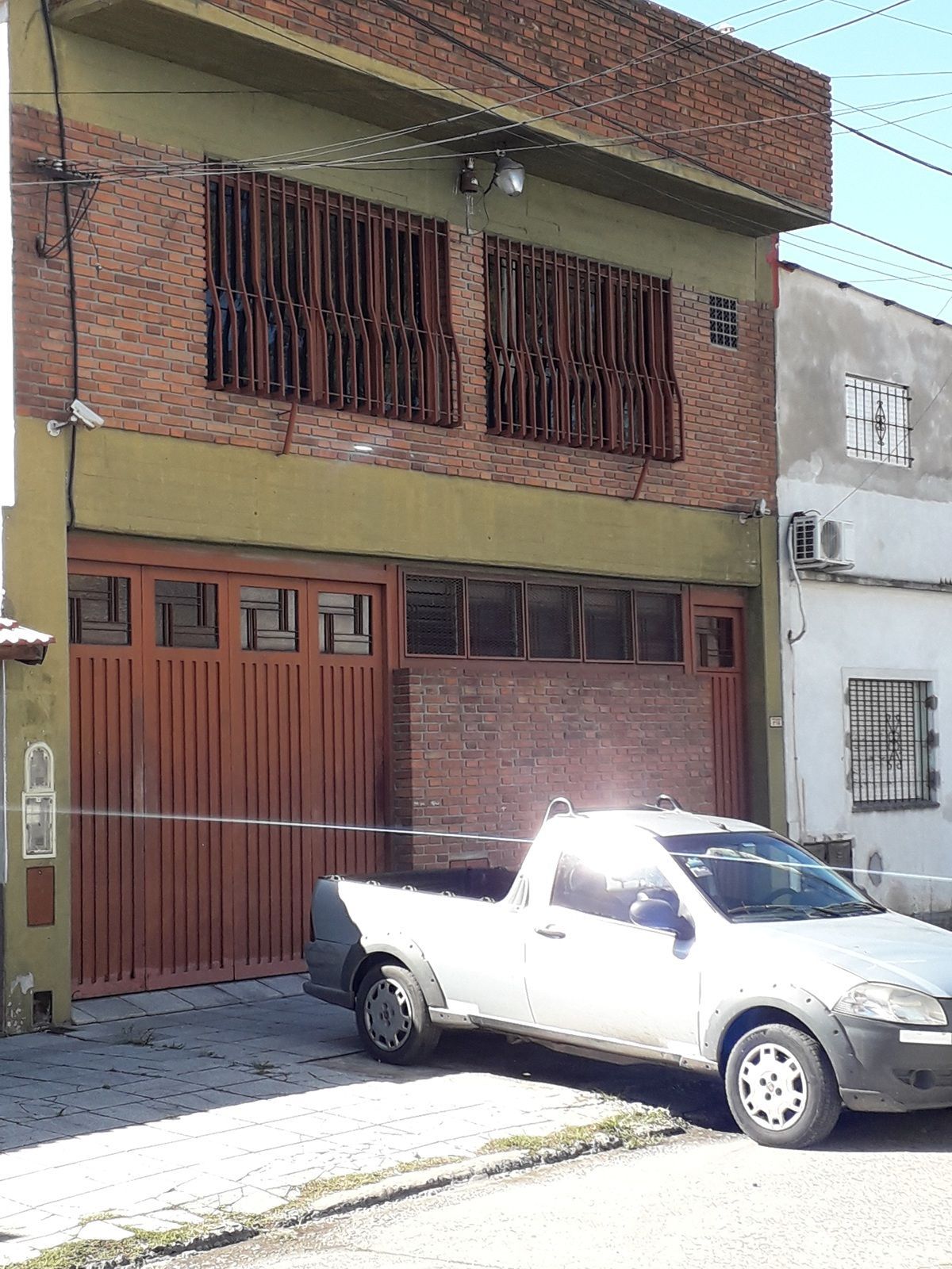 Fachada del taller de FAREM en Argentina, acceso principal y depósito logístico