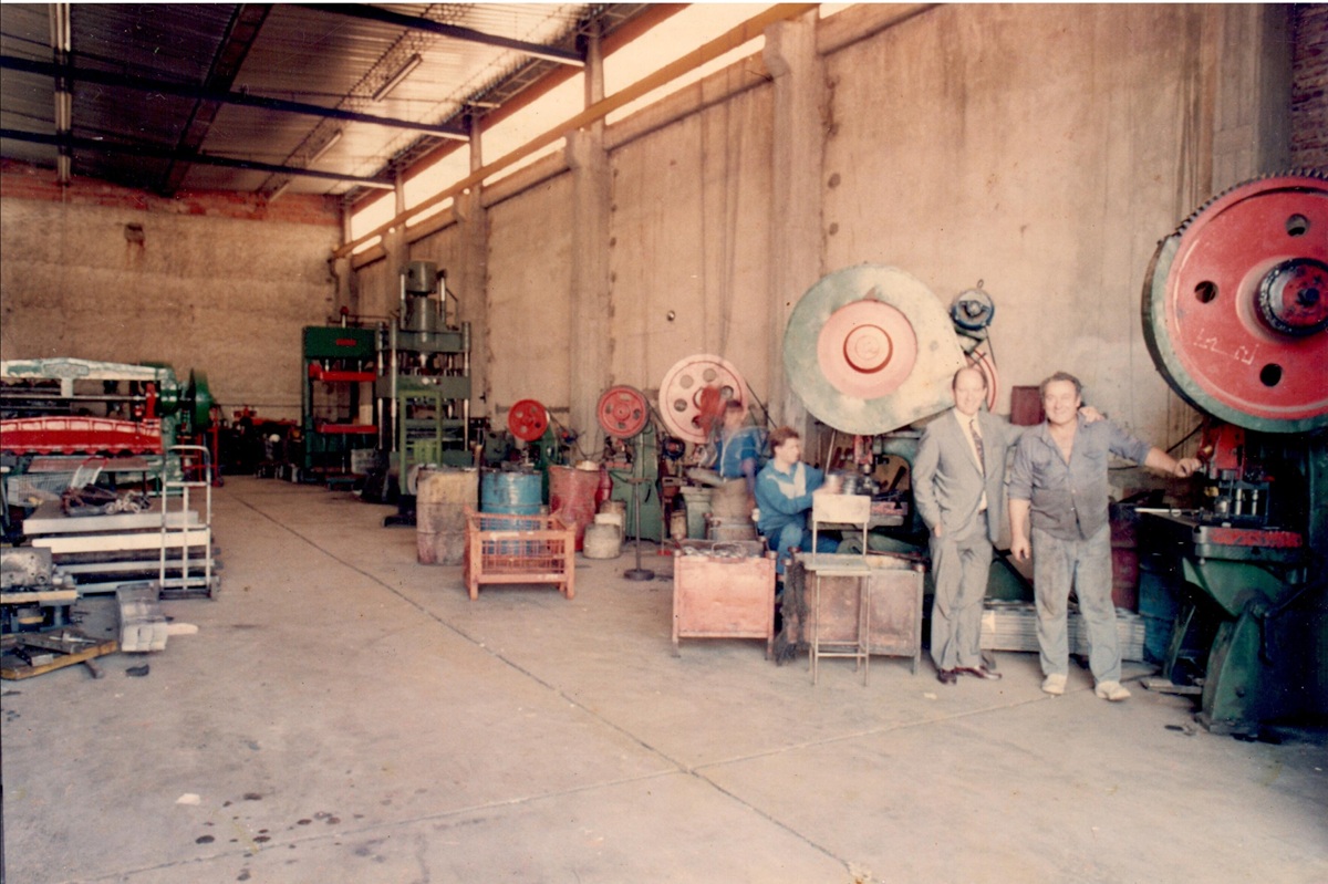 Equipo de FAREM en la fábrica histórica